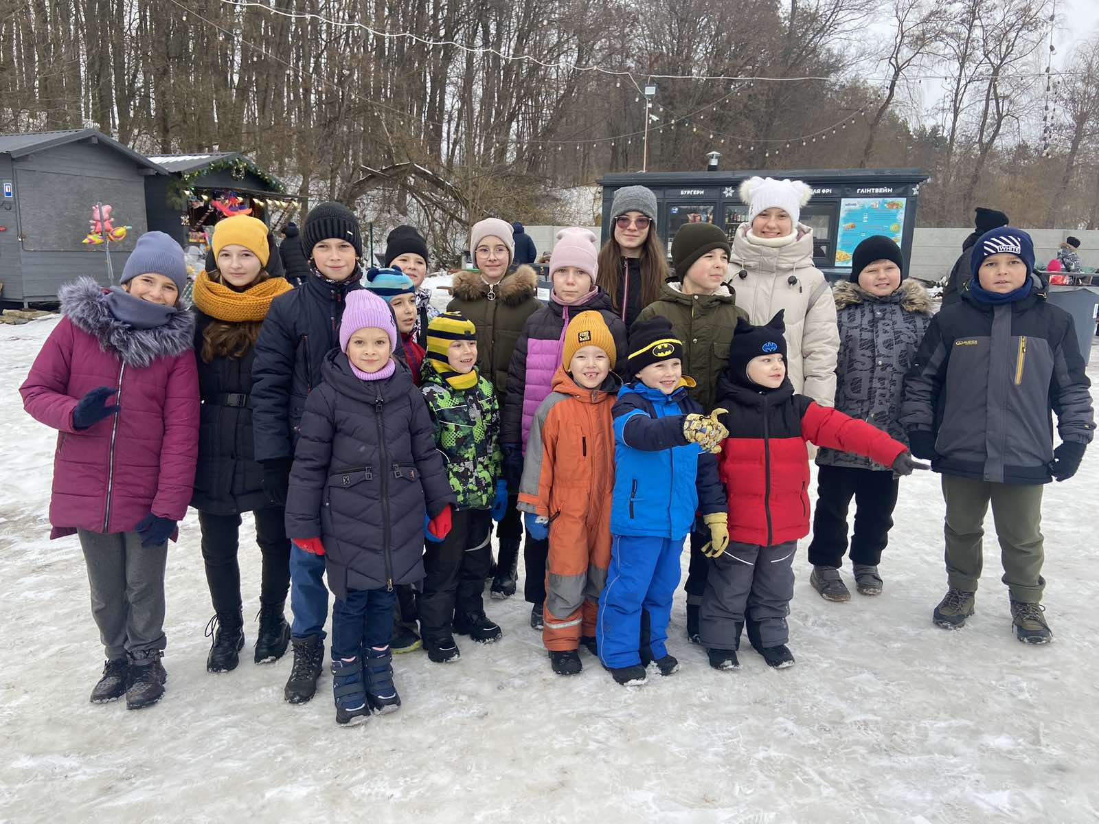 фото дітей, які стоять гуртом на вулиці 