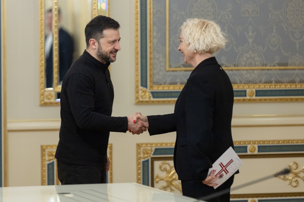 Президент України Володимир Зеленський та представниця багатопартійної делегації Саейми Латвії 