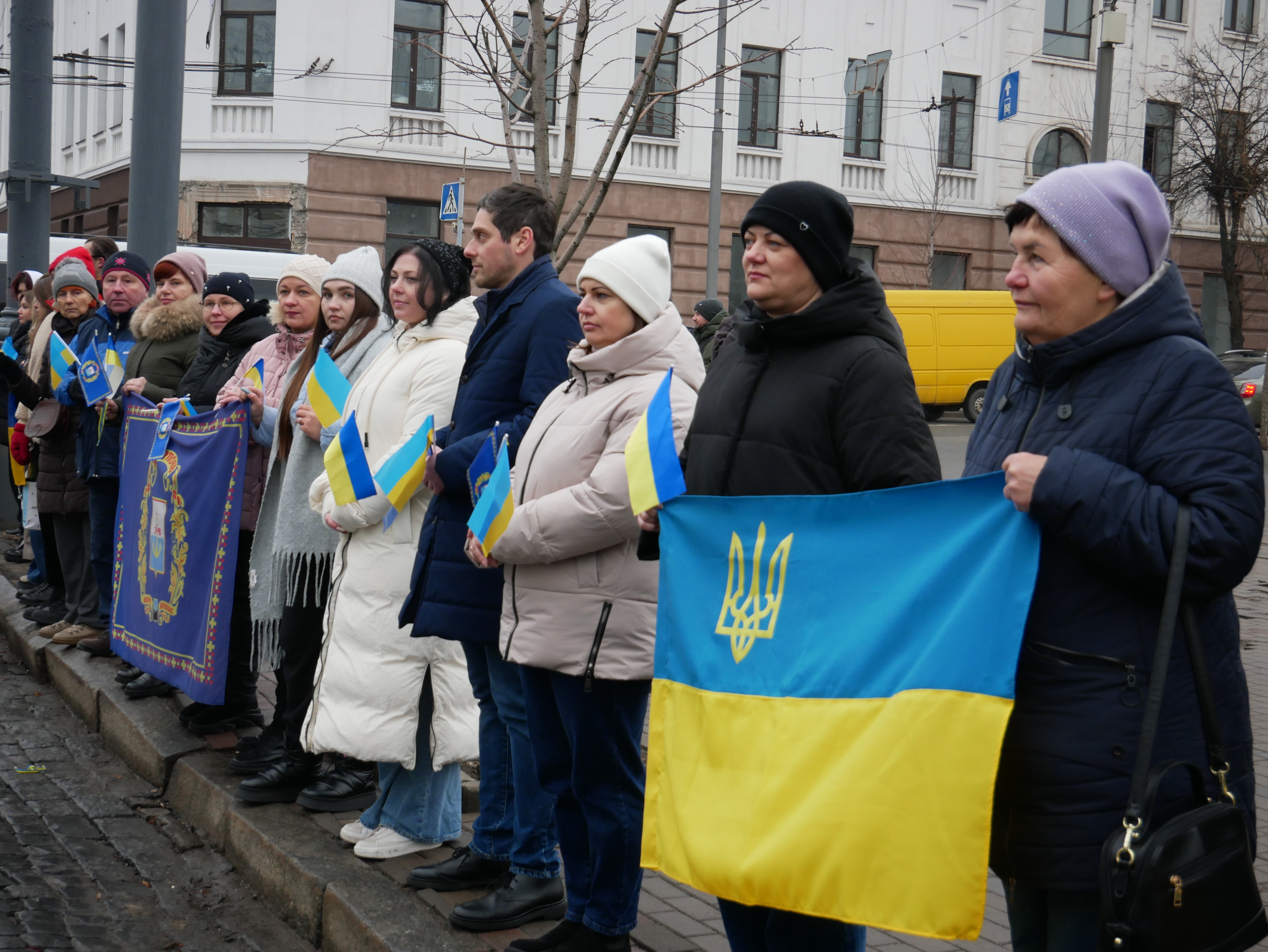 Люди з прапорами України під час акції "Живий ланцюг єднання"