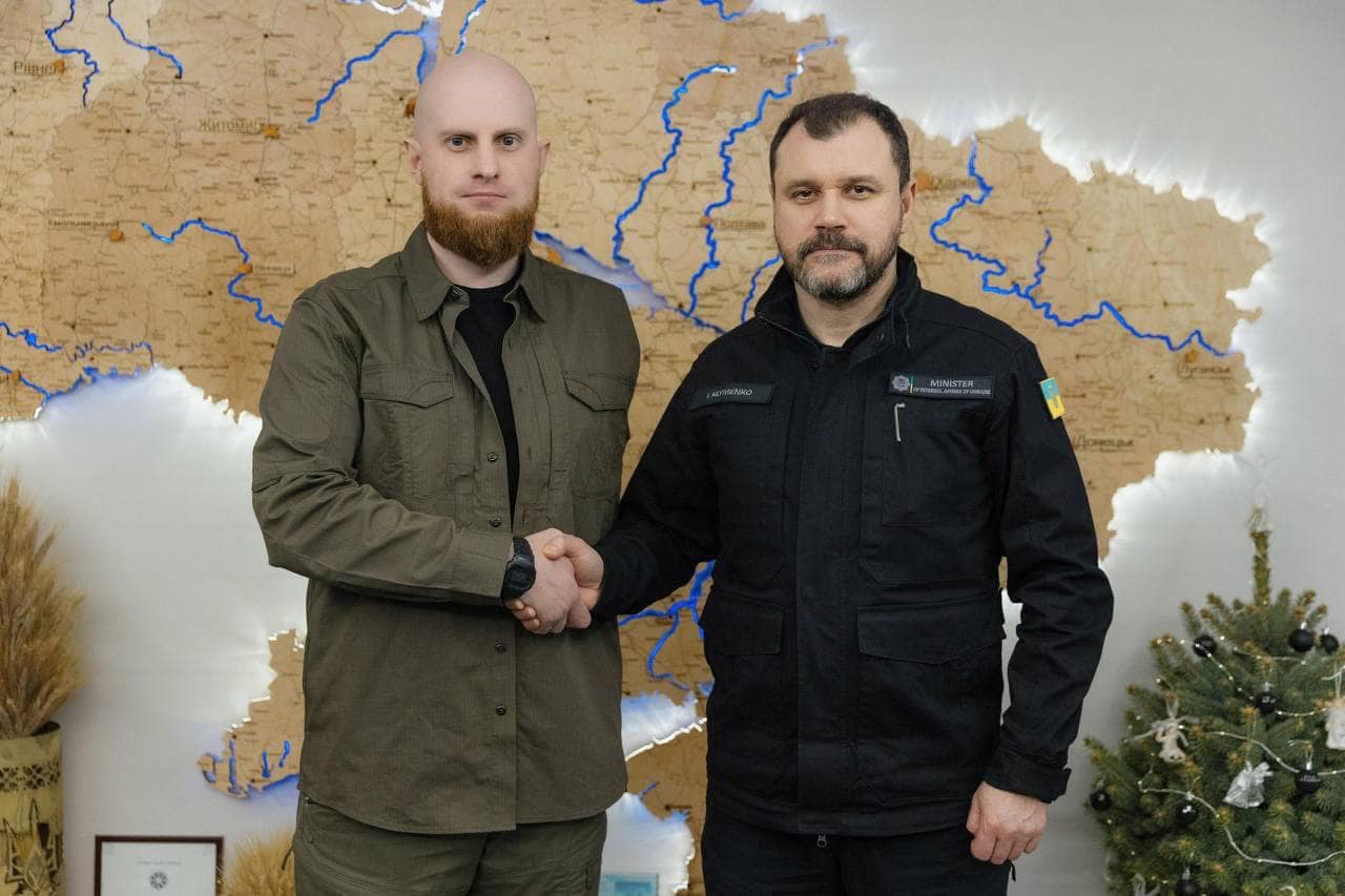 Міністр внутрішніх справ України Ігор Клименко та Герой України, ветеран Національної гвардії Дмитро Фінашин
