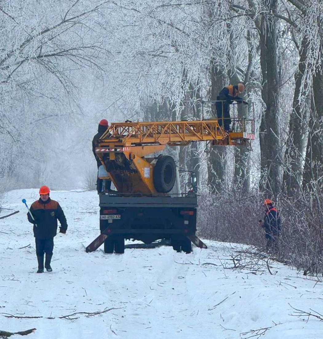 енергетики під час ремонту пошкоджених повітряних ліній електропередач