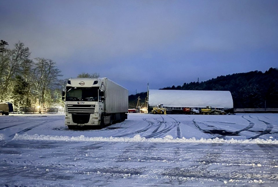 Вантажівка на засніженій дорозі