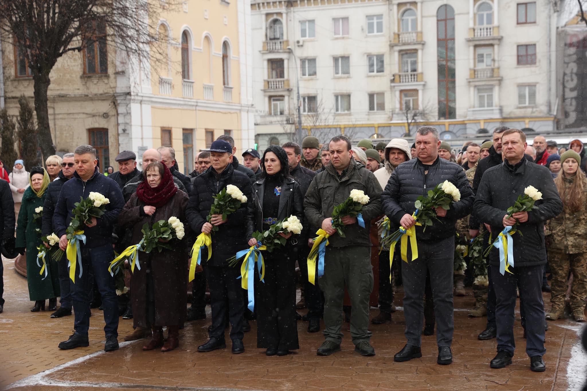 Керівники області та міста під час церемонії покладання