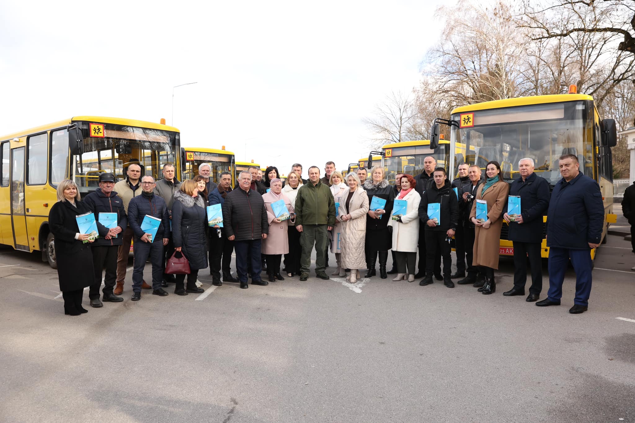 Начальник ОВА Сергій Борзов, Перший заступник Начальника ОВА Наталя Заболотна та представники громад під час передачі шкільних автобусів