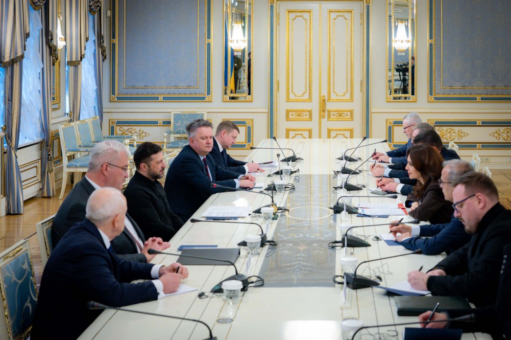 Президент України Володимир Зеленський та учасники зустрічі