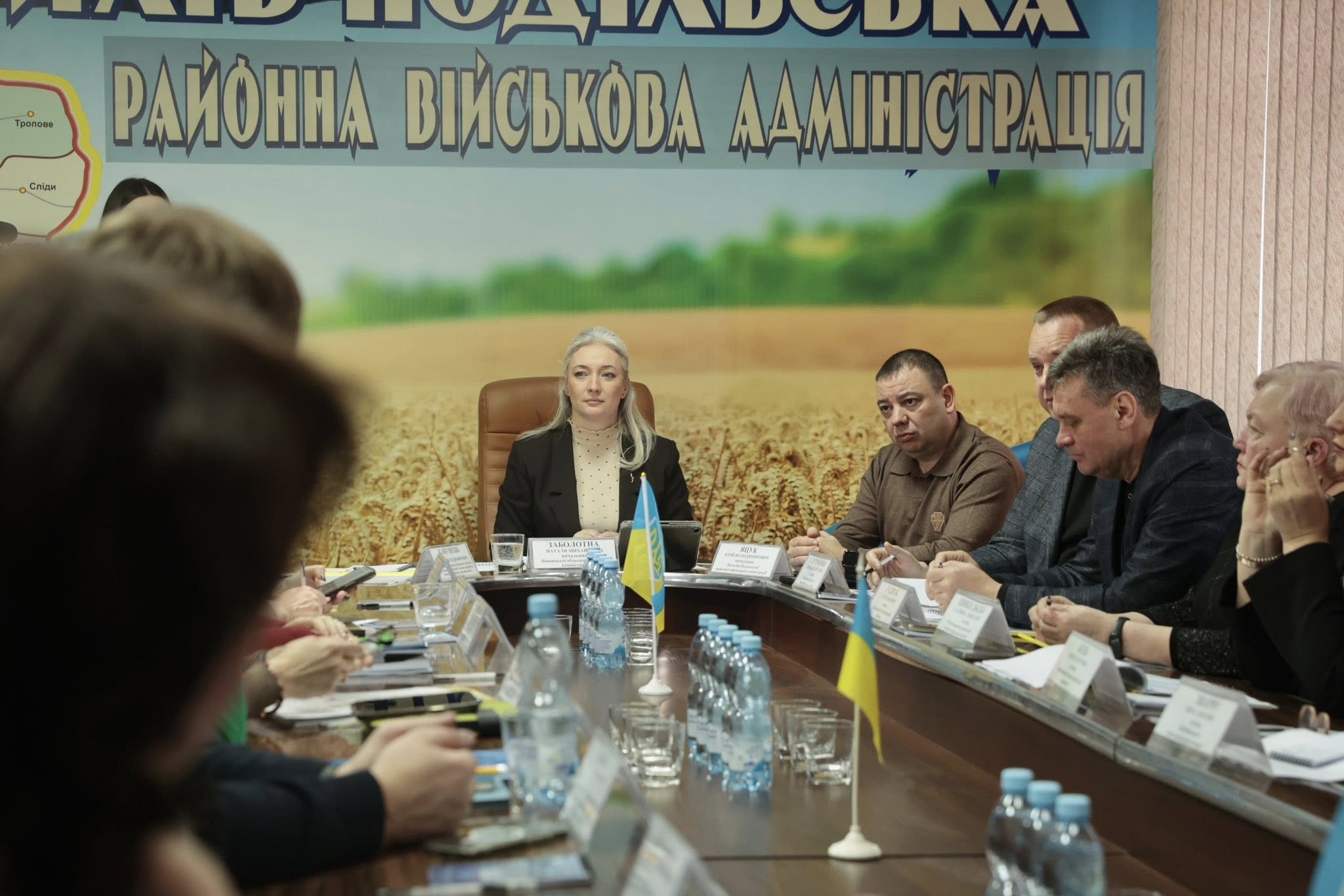 Начальниця обласної військової адміністрації Наталя Заболотна та учасники наради