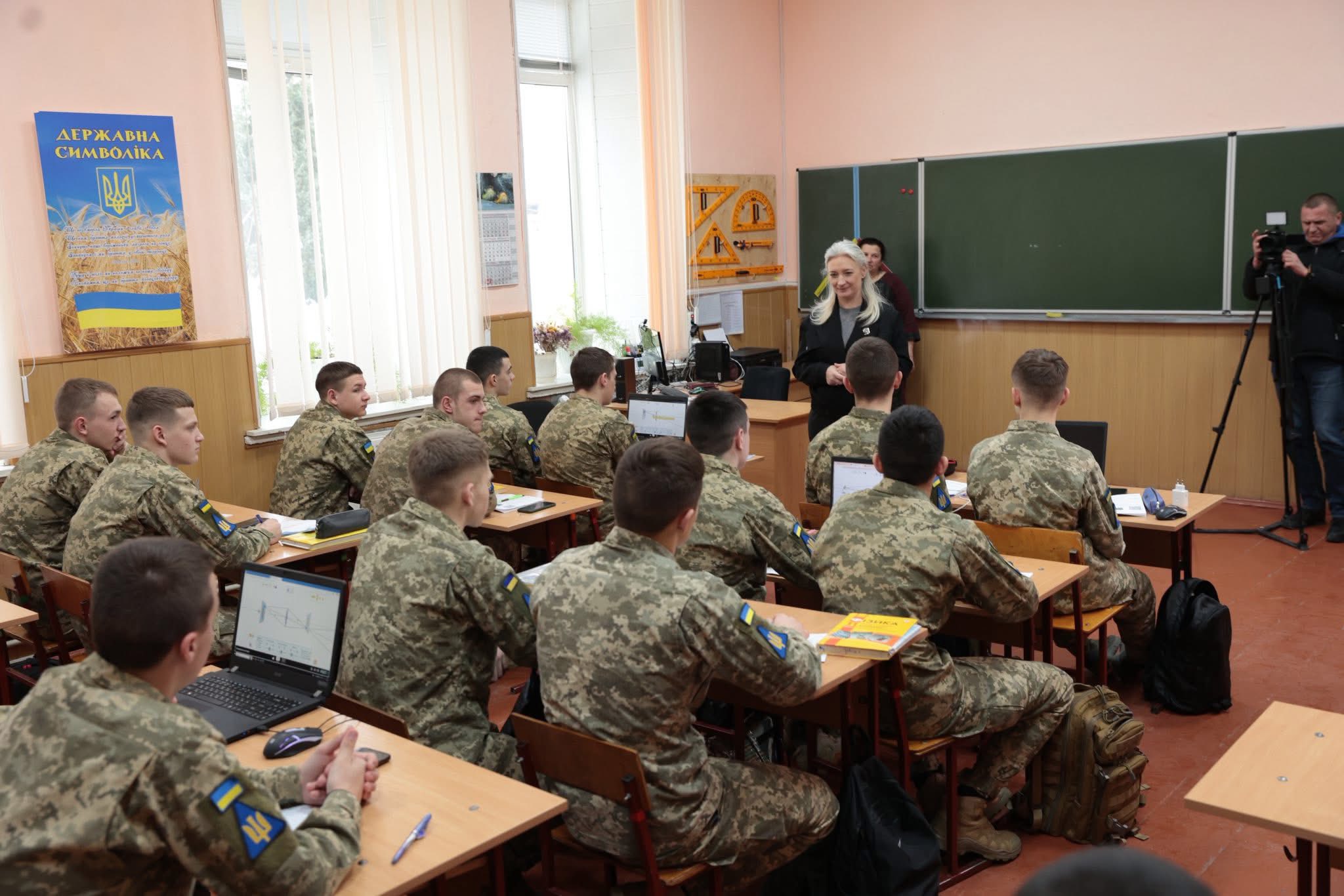 Начальниця обласної військової адміністрації Наталя Заболотна та ліцеїсти у класі