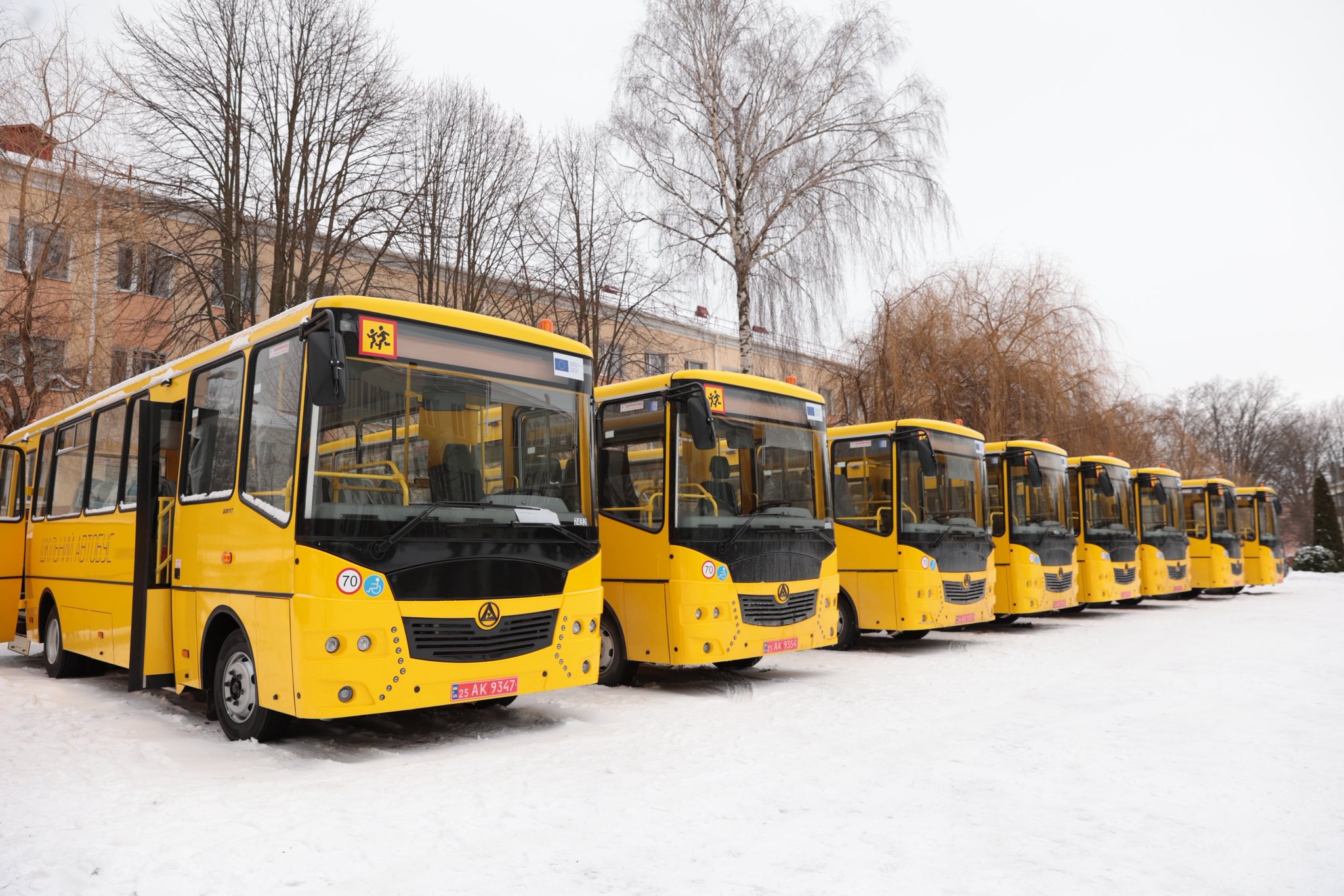Громадам Вінниччини передали вісім шкільних автобусів 