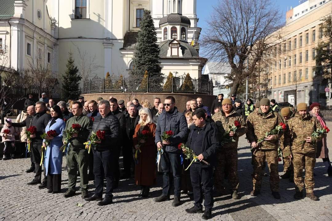 Начальник ОВА Сергій Борзов, Перший заступник Начальника ОВА Наталя Заболотна, народна депутатка України Ірина Борзова під час покладання