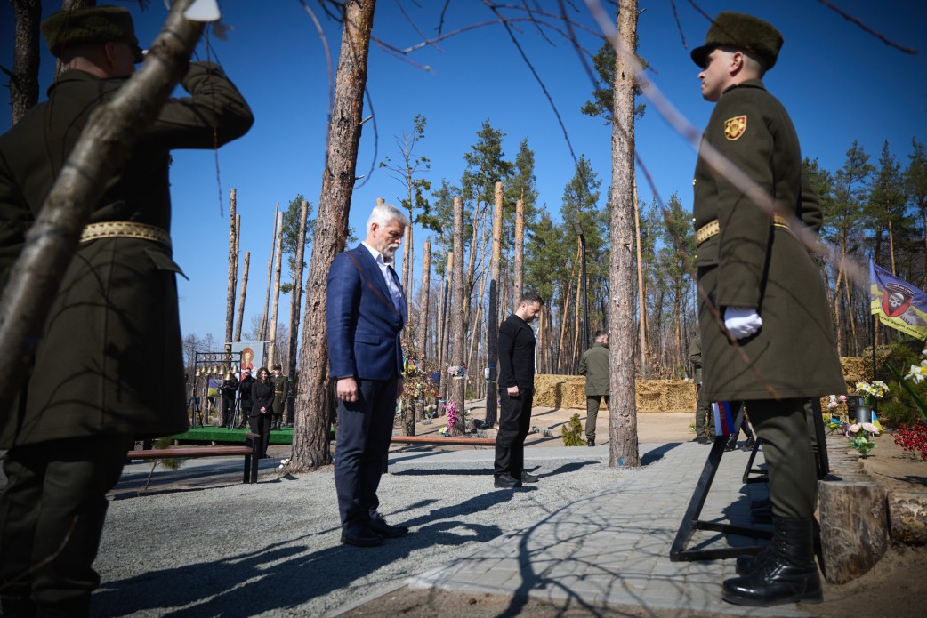 Президенти України та Чехії відвідали Мощун, де вшанували пам’ять загиблих воїнів