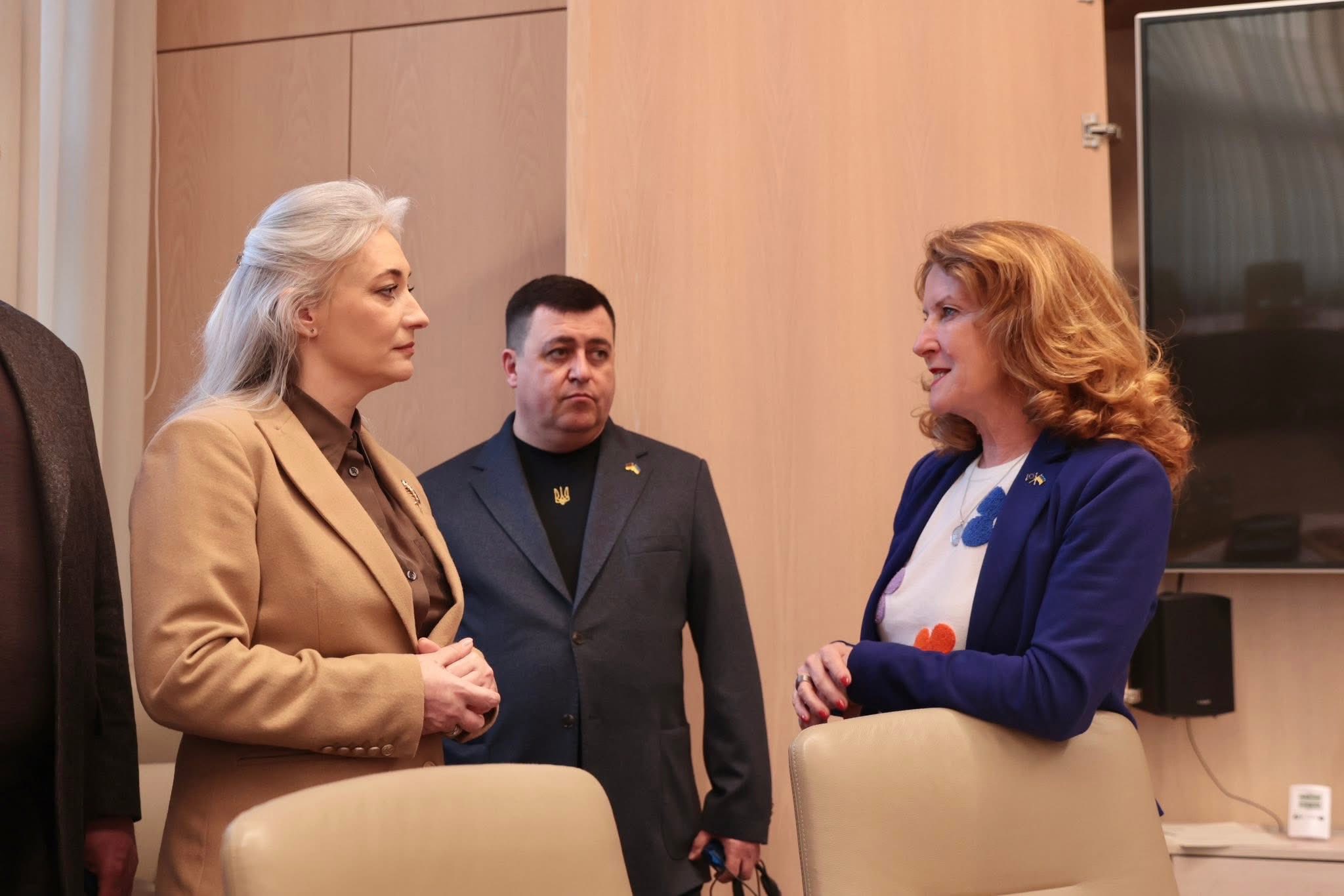 начальниця ОВА Наталя Заболотна, заступник начальника ОВА (CDTO) Андрій Кавунець та учасниця заходу