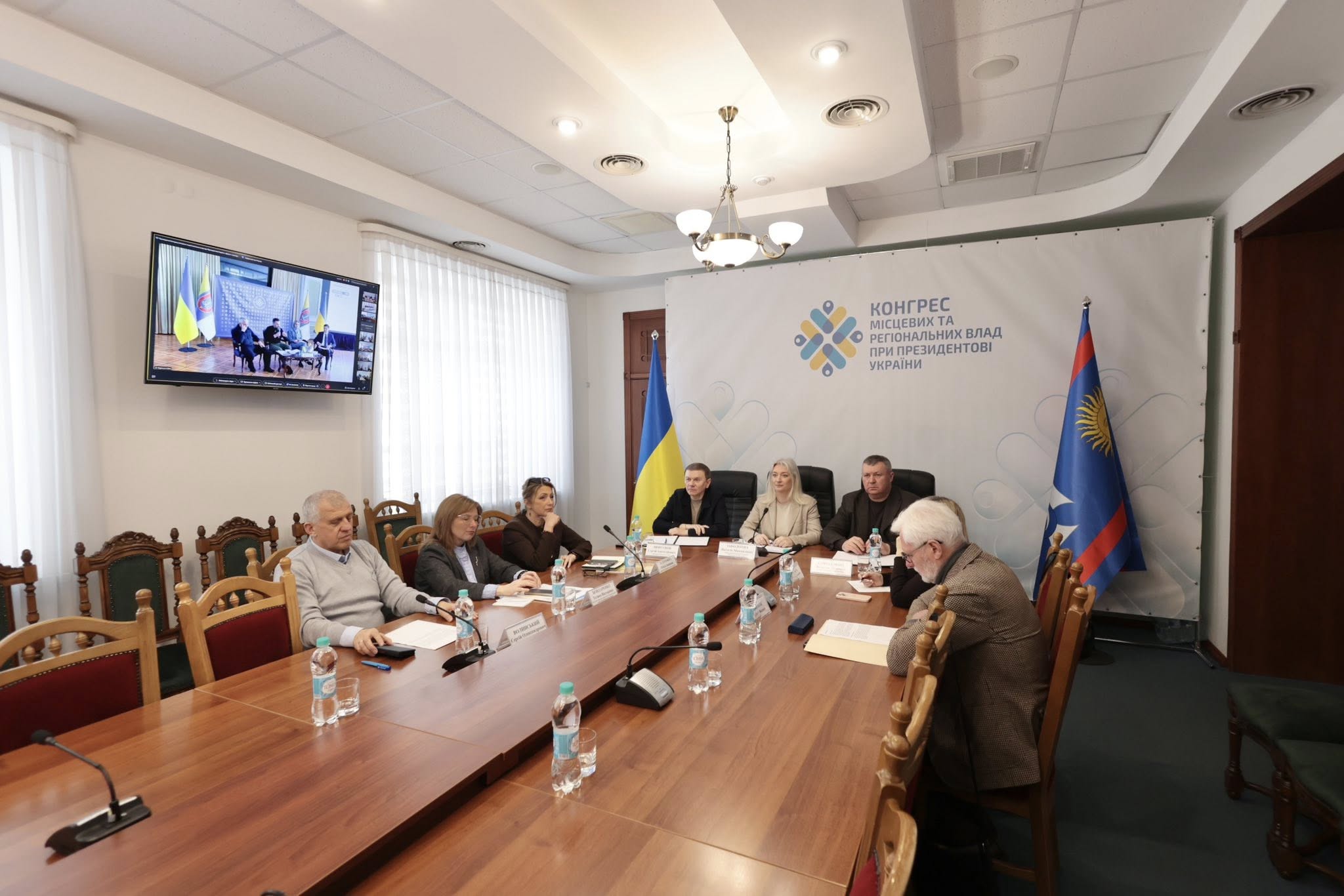 Начальниця обласної військової адміністрації Наталя Заболотна та учасники засідання