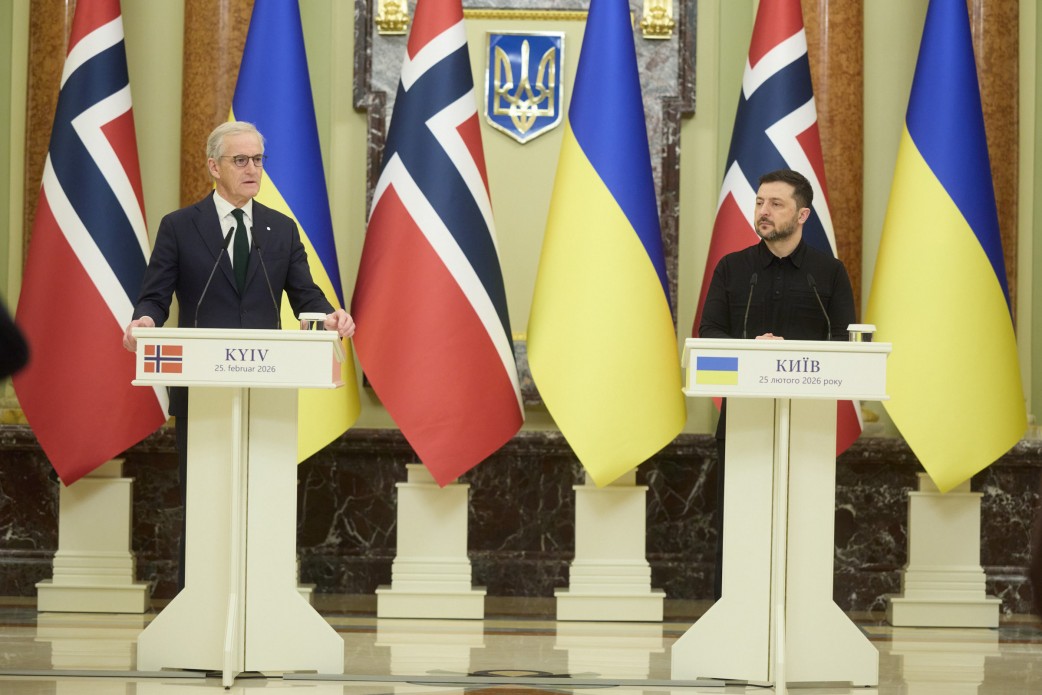 Президент України Володимир Зеленський під час зустрічі з зустрічі з Прем’єр-міністром Норвегії Йонасом Гаром Стере