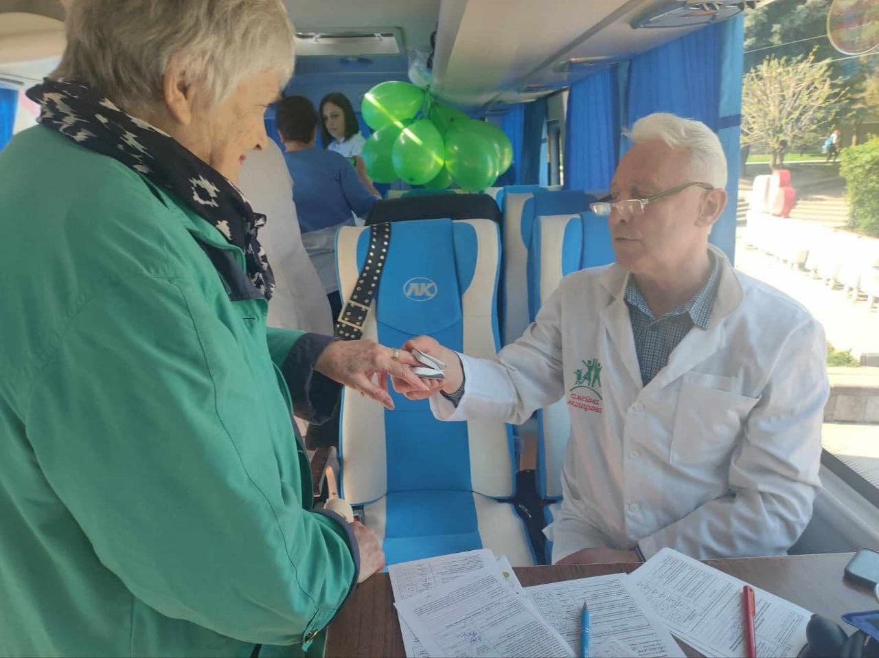 Жінка та медичний працівник під час обстеження