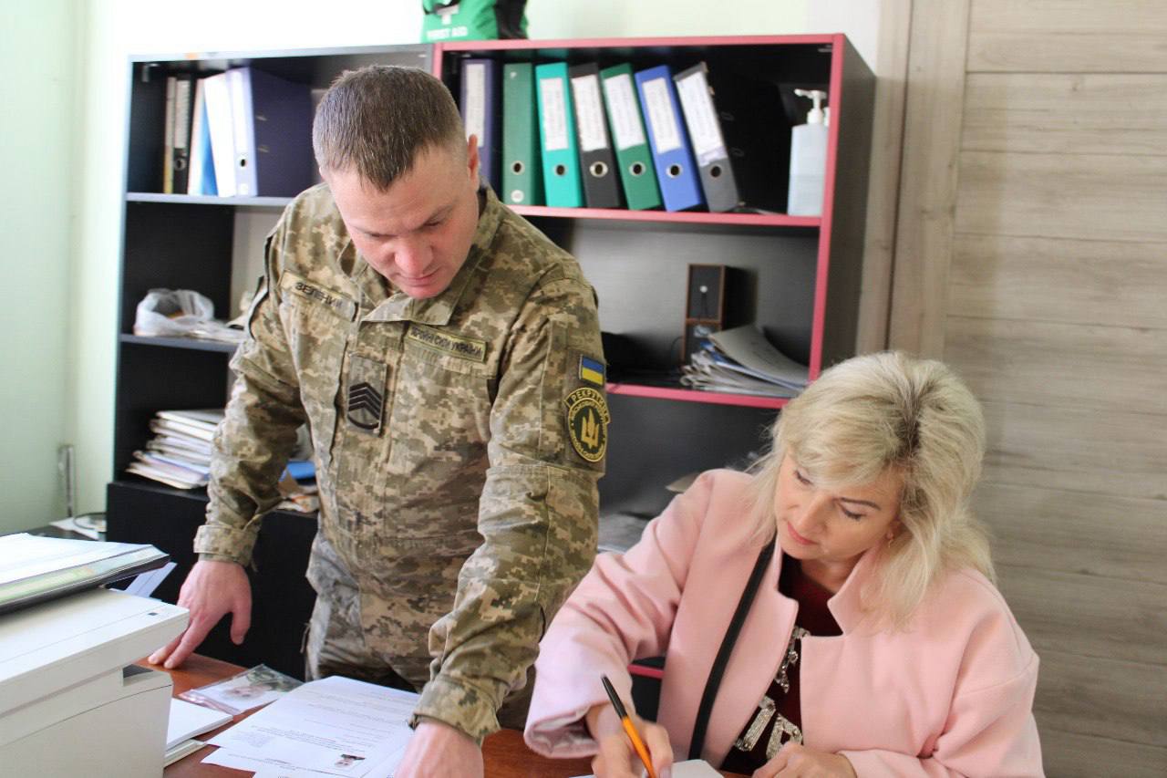 рекрутер спілкується з громадянкою