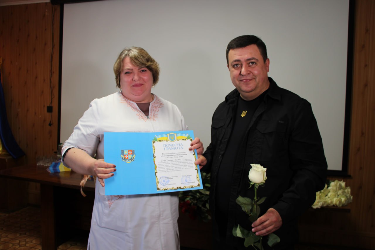 Заступник начальника обласної військової адміністрації з питань цифрового розвитку, цифрових трансформацій і цифровізації (CDTO) Андрій Кавунець та учасниця заходу