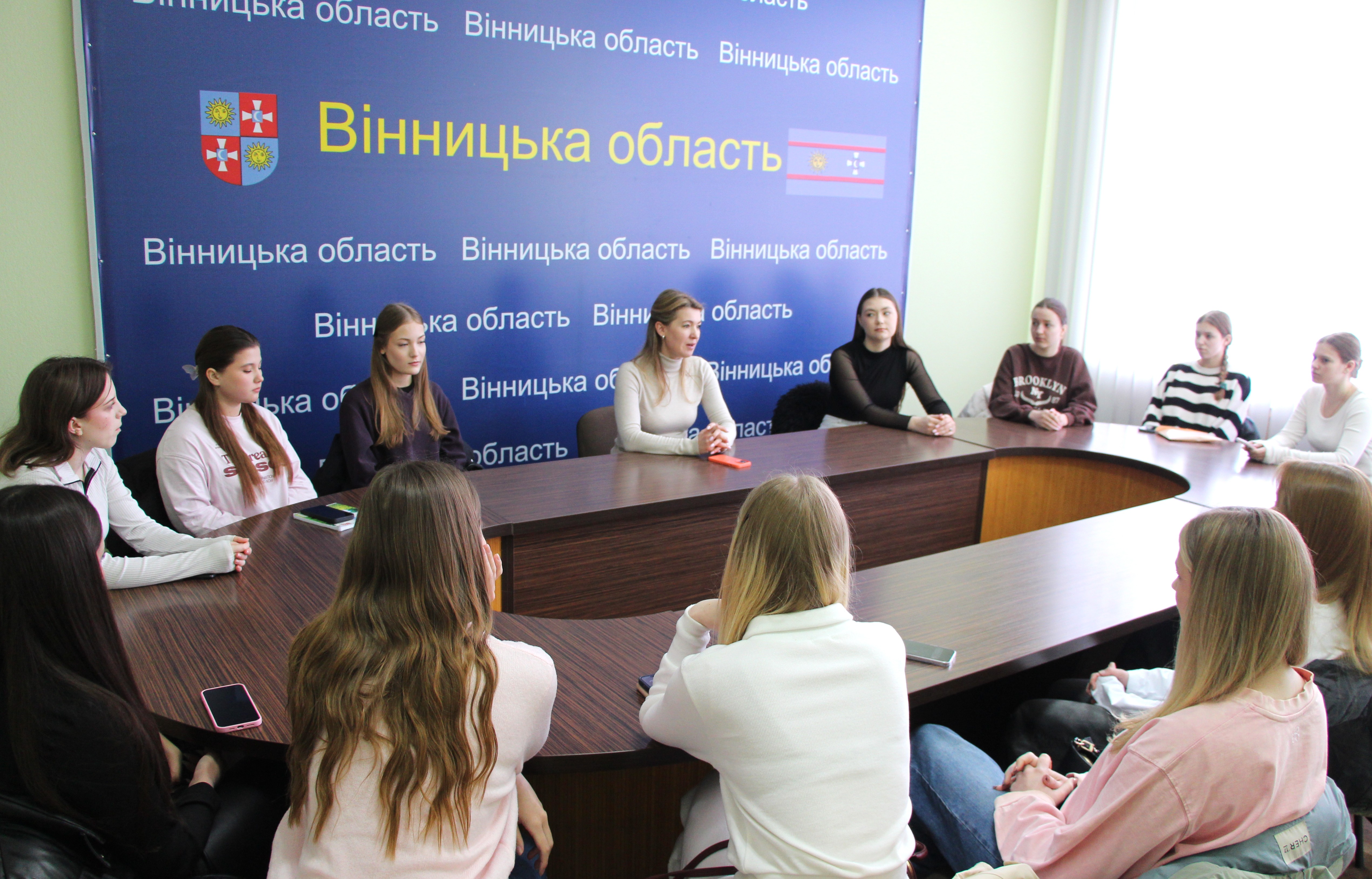 директорка Департаменту інформаційної діяльності та комунікацій з громадськістю ОВА Світлана Юзвак під час зустрічі із студентками