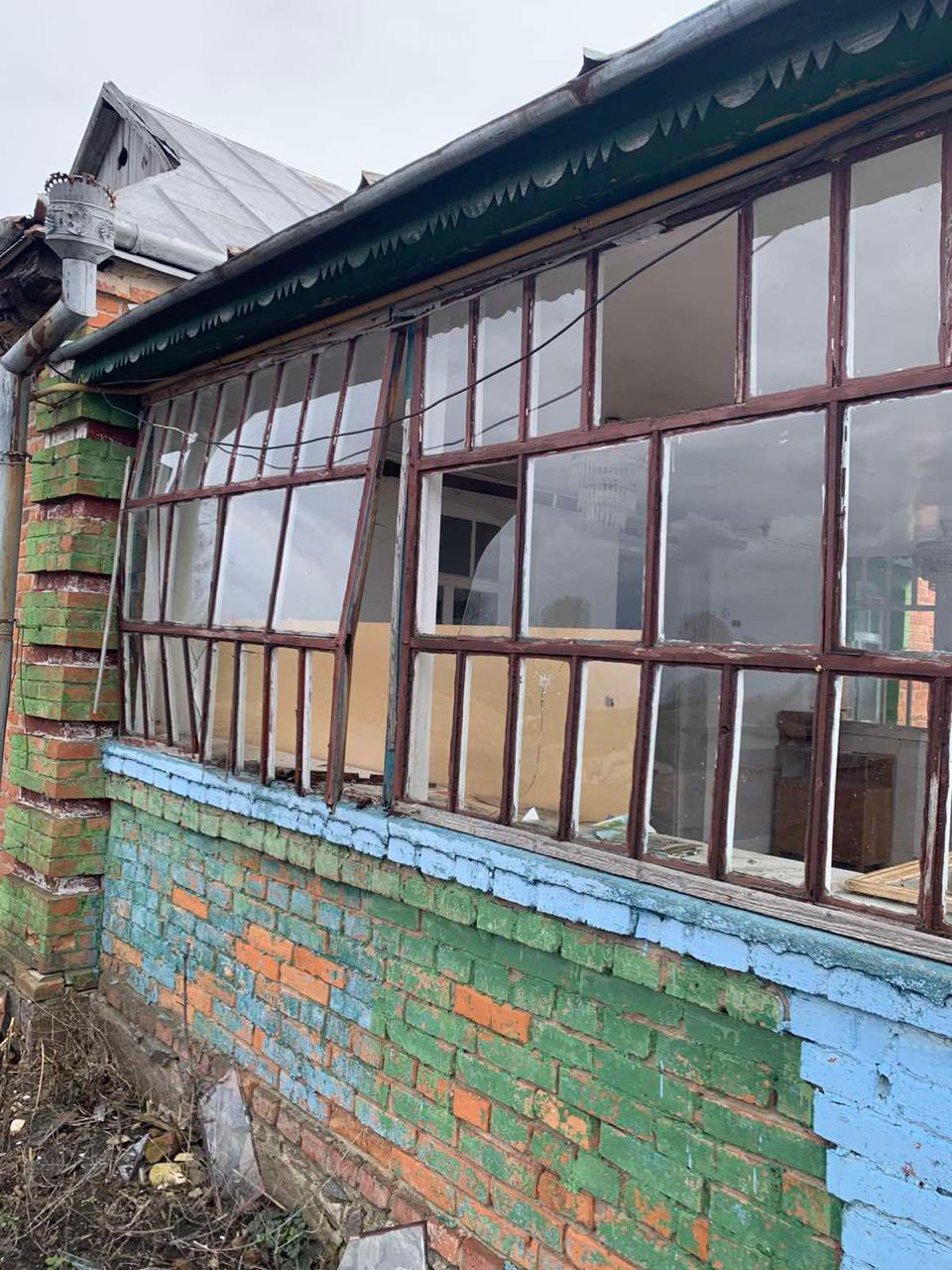 будинок з вибитими вікнами внаслідок ворожого обстрілу