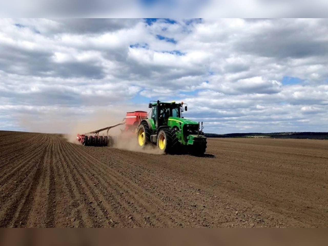 трактор в полі