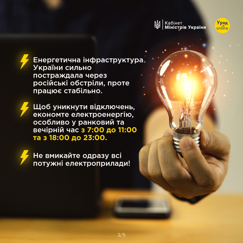 чоловік тримає лампочку, інфографіка чоловік тримає лампочку, інфографіка