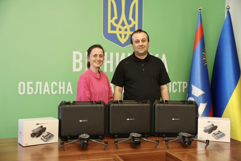 Начальник ОВА Сергій Борзов під час передачі дронів