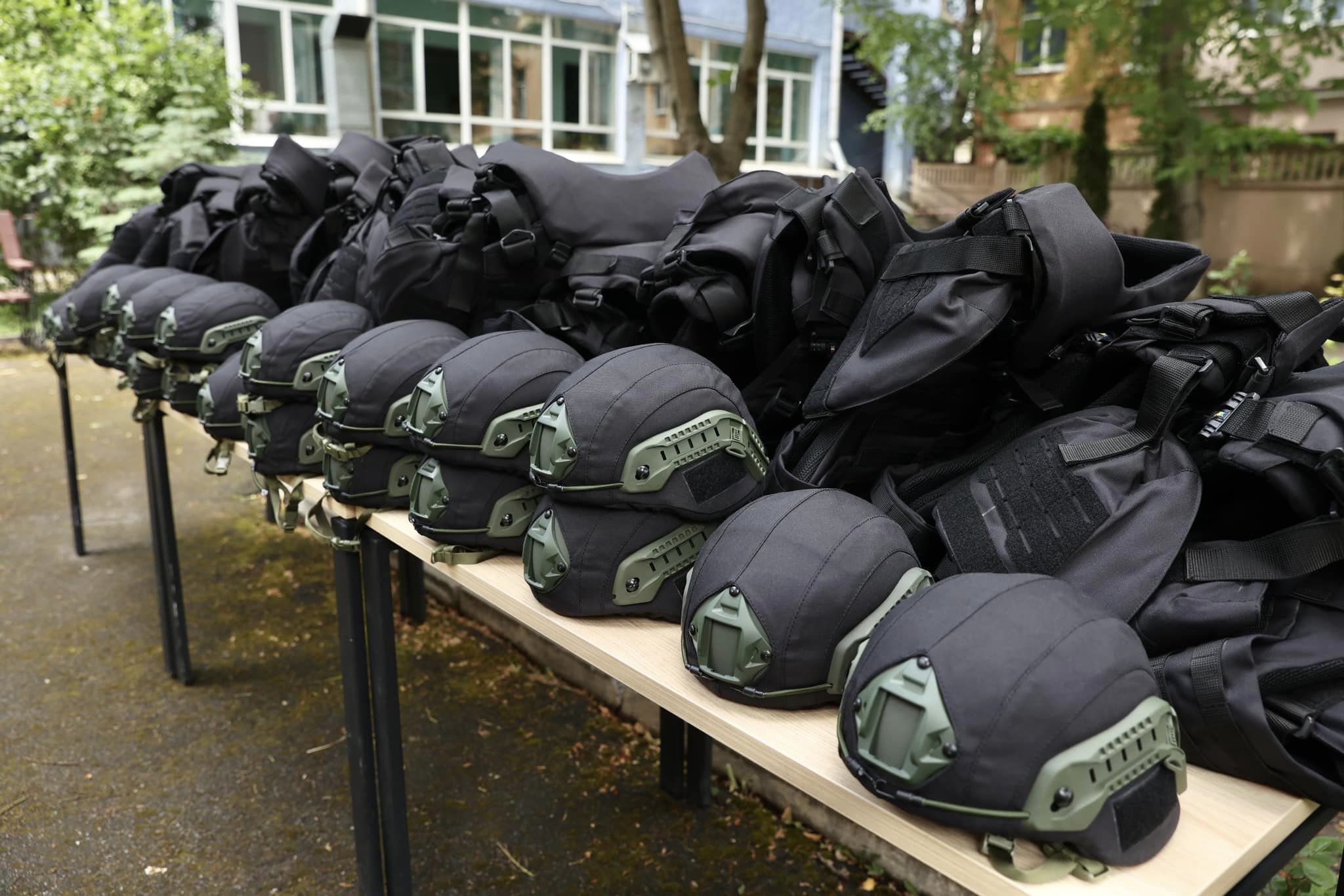 Бронежилети і каски 