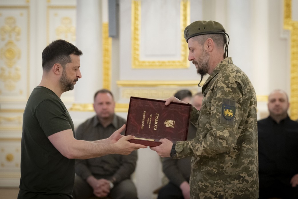 Ви – найміцніша опора України: Президент відзначив воїнів найвищими державними нагородами 