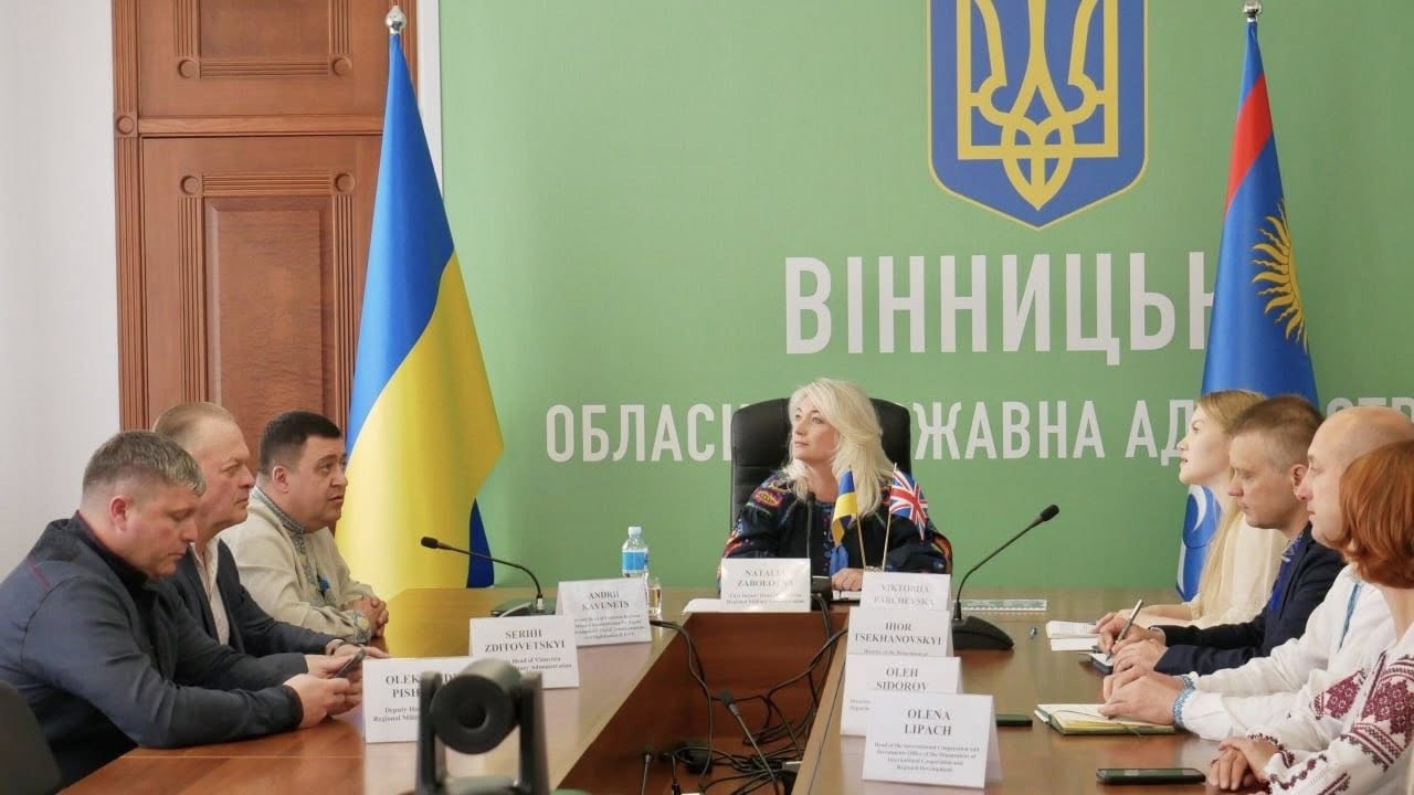 Перша заступниця начальника ОВА Наталя Заболотна, заступники начальника ОВА Сергій Здітовецький, Олександр Піщик, Андрій Кавунець та учасники зустрічі
