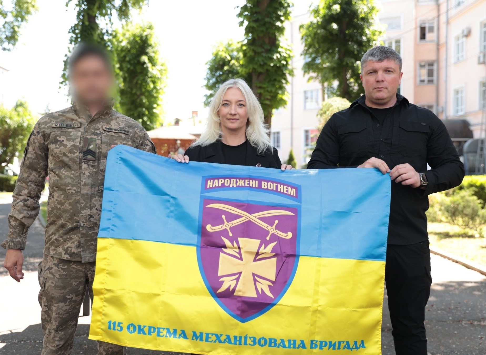 Перша заступниця Начальника ОВА Наталя Заболотна, заступник Начальника ОВА Олександр Піщик та військовий