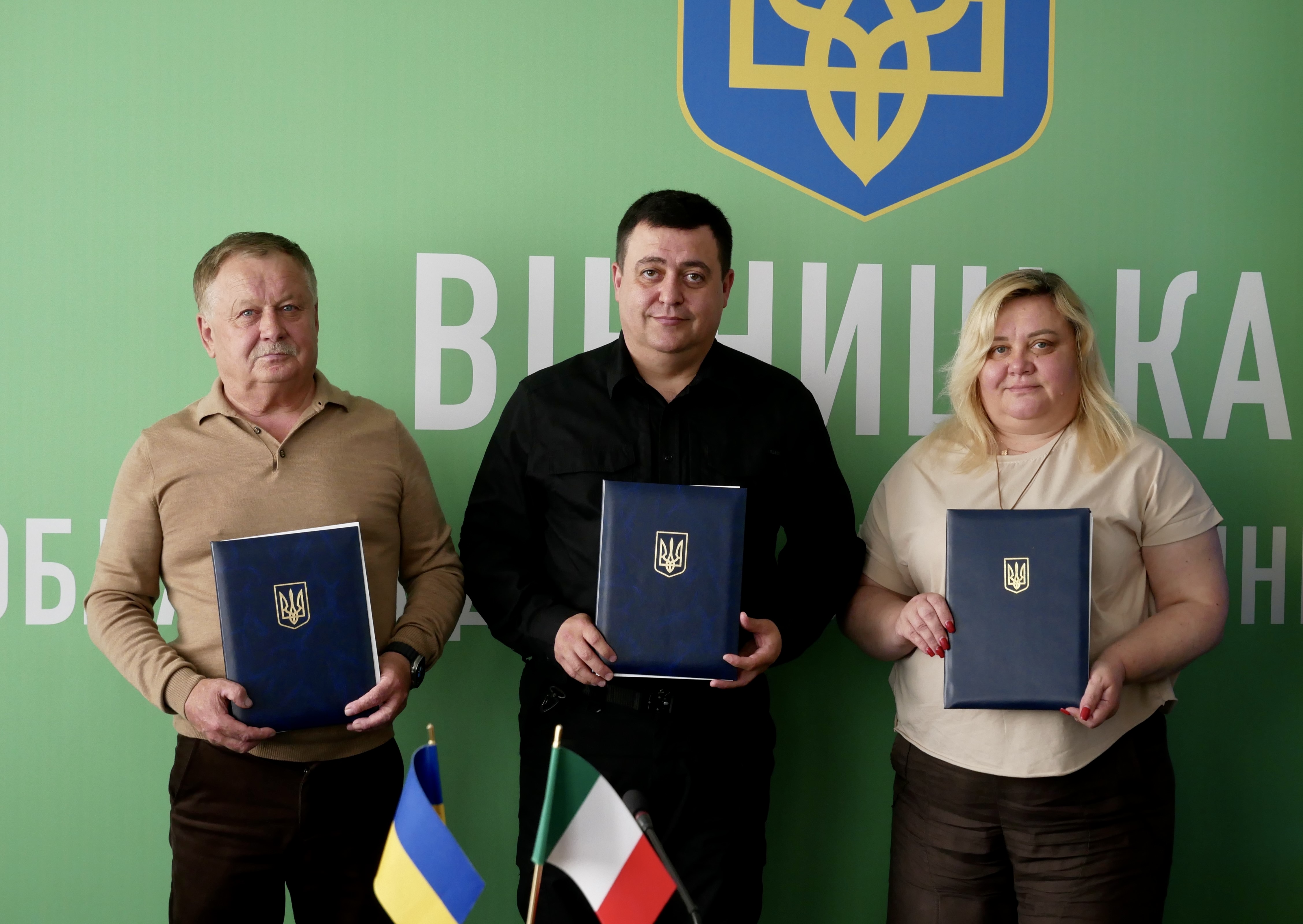 Заступник начальника ОВА Андрій Кавунець та учасники підписання Меморандуму