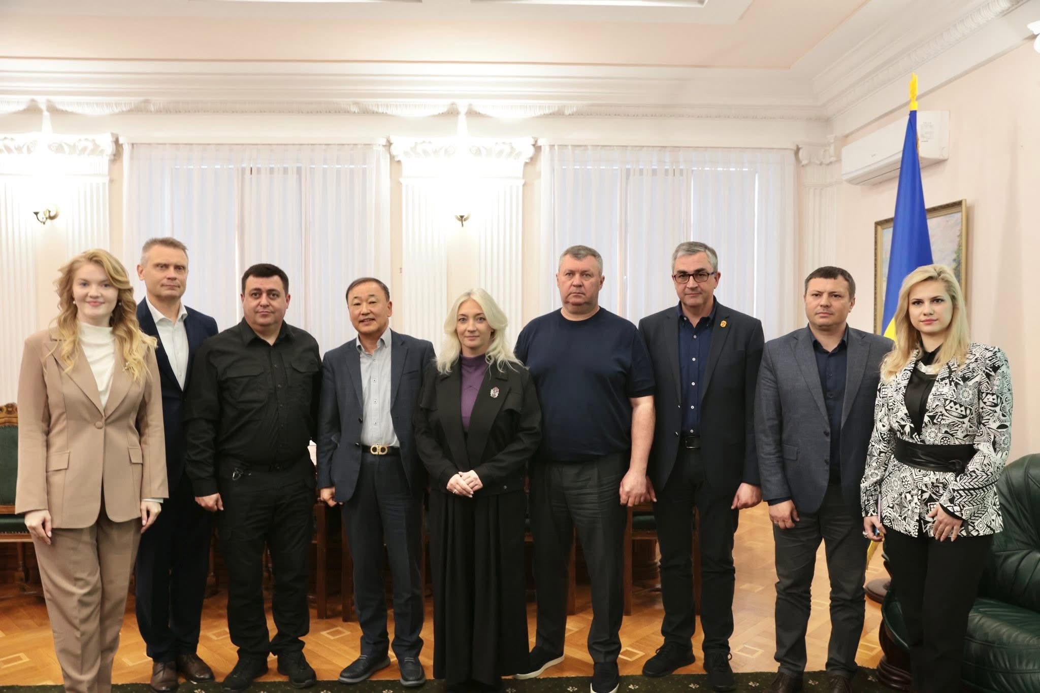 Перша заступниця начальника ОВА Наталя Заболотна, заступник начальника ОВА (CDTO) Андрій Кавунець та учасники зустрічі