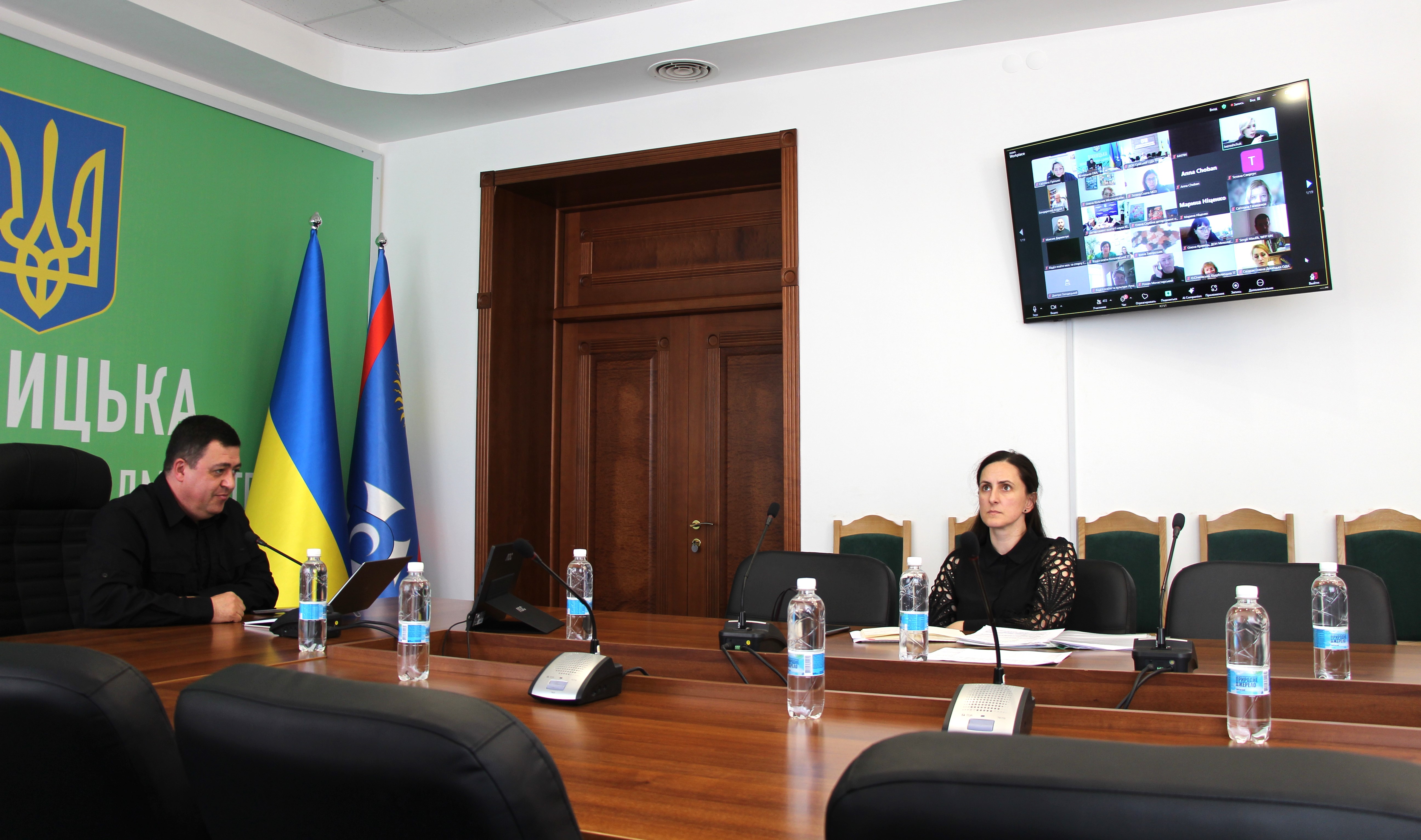 Заступник начальника ОВА Андрій Кавунець та учасниця заходу