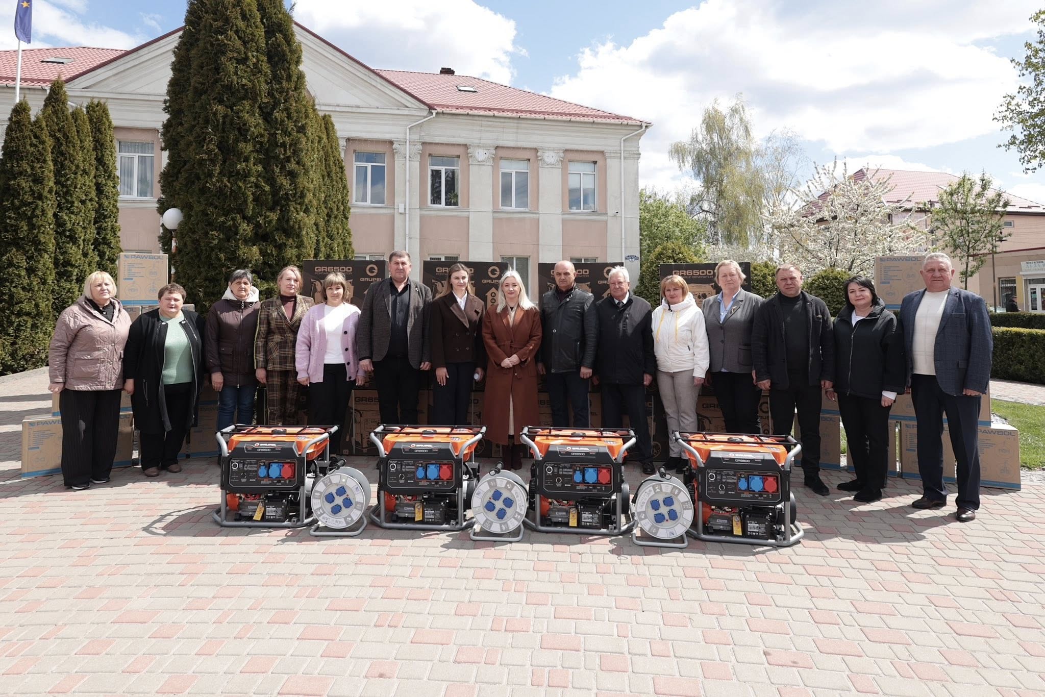 Люди стоять біля генераторів