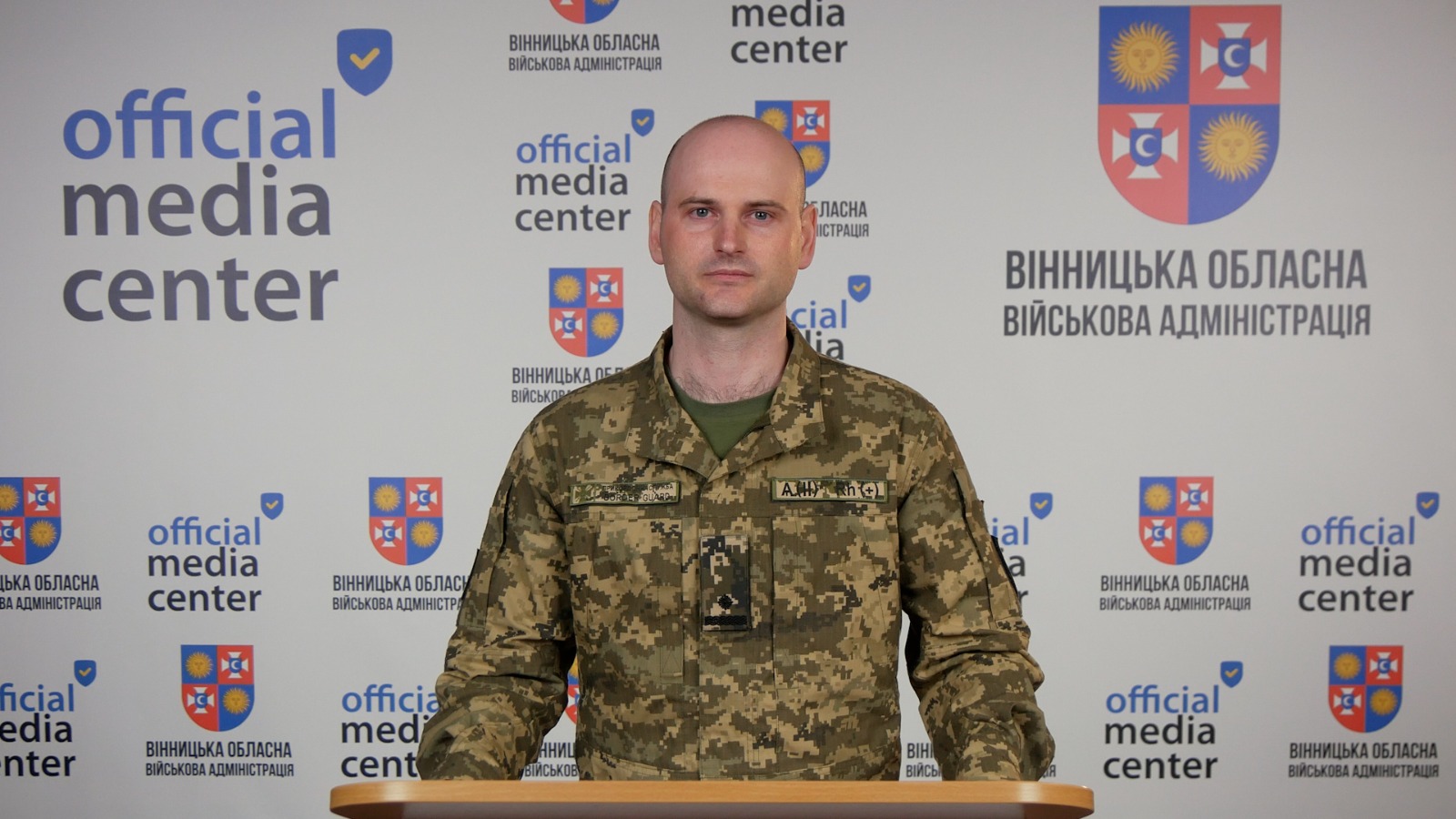 Спікер під час брифінгу