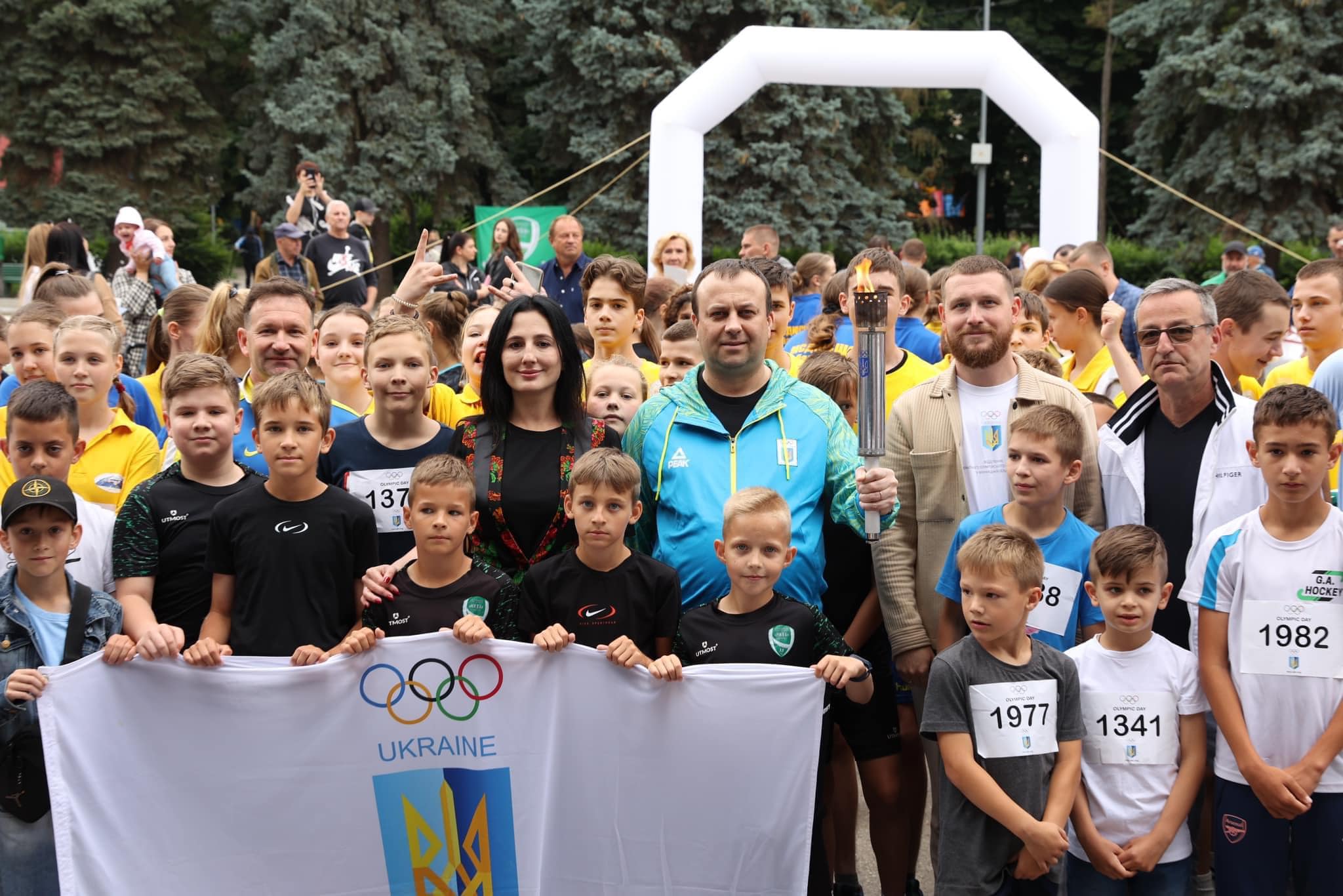 Начальник ОВА Сергій Борзов, народна депутатка України Ірина Борзова та учасники святкування Олімпійського дня