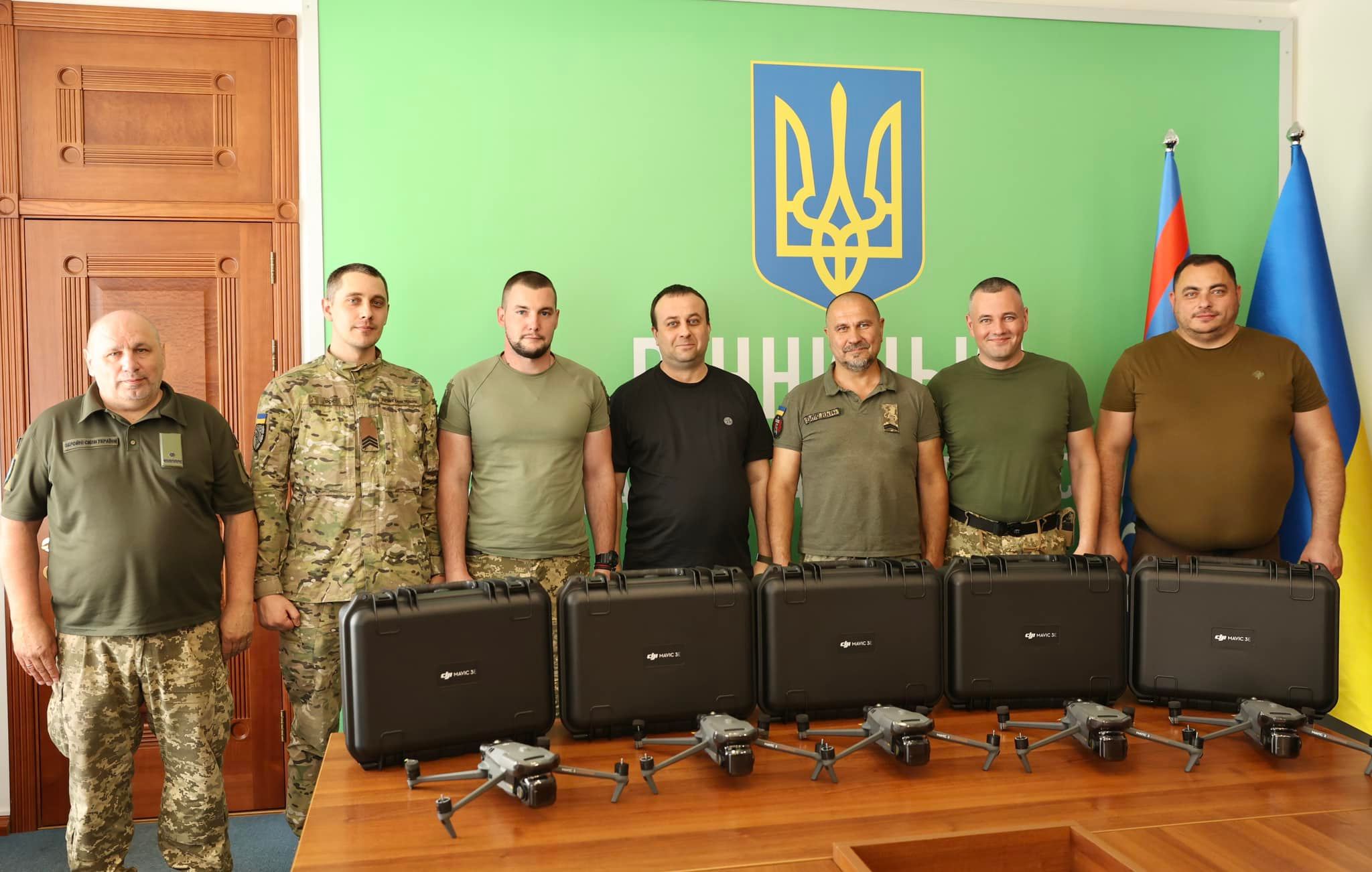 Начальник ОВА Сергій Борзов та учасники передачі дронів