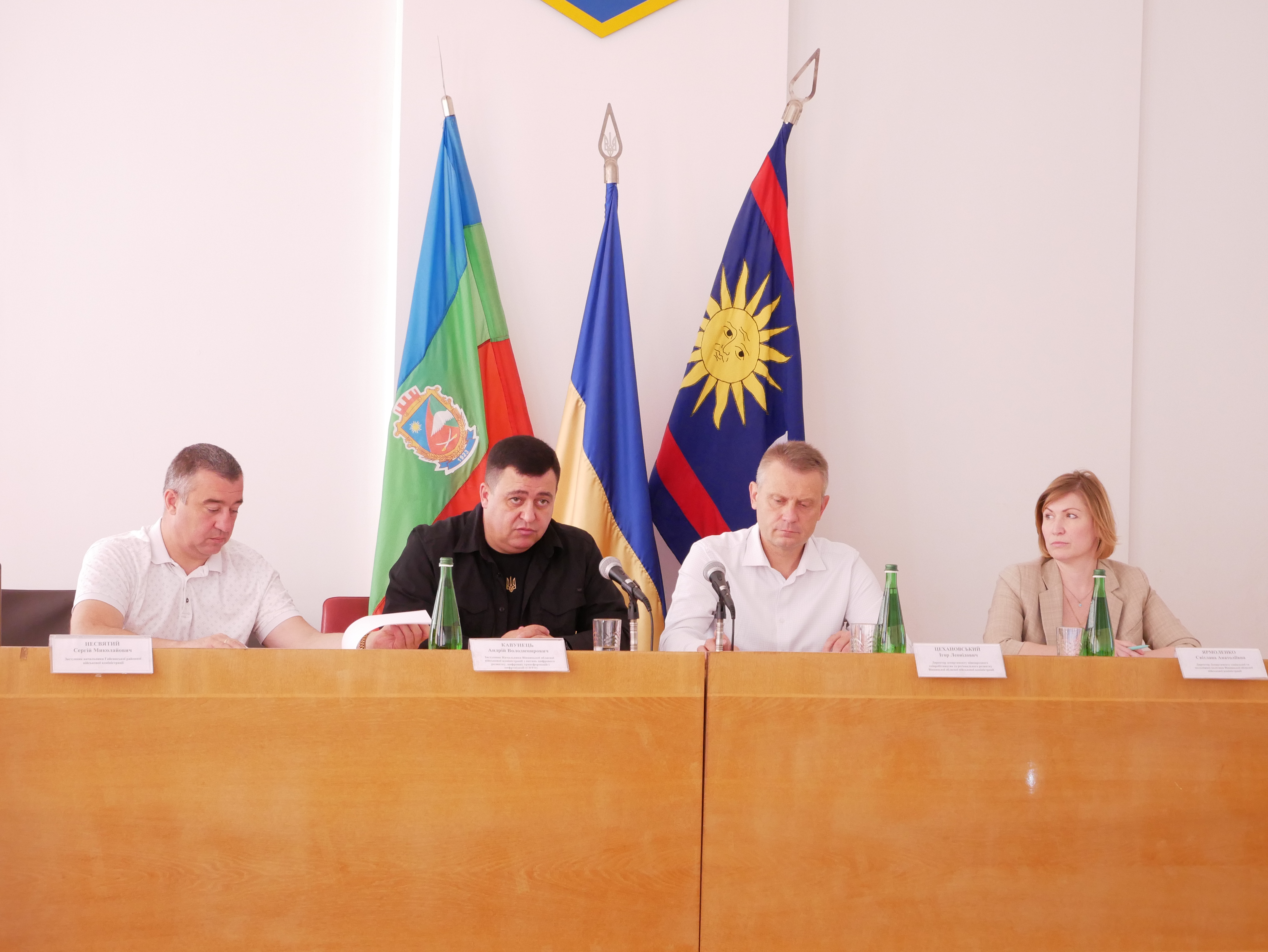 Заступник начальника ОВА Андрій Кавунець з учасниками наради