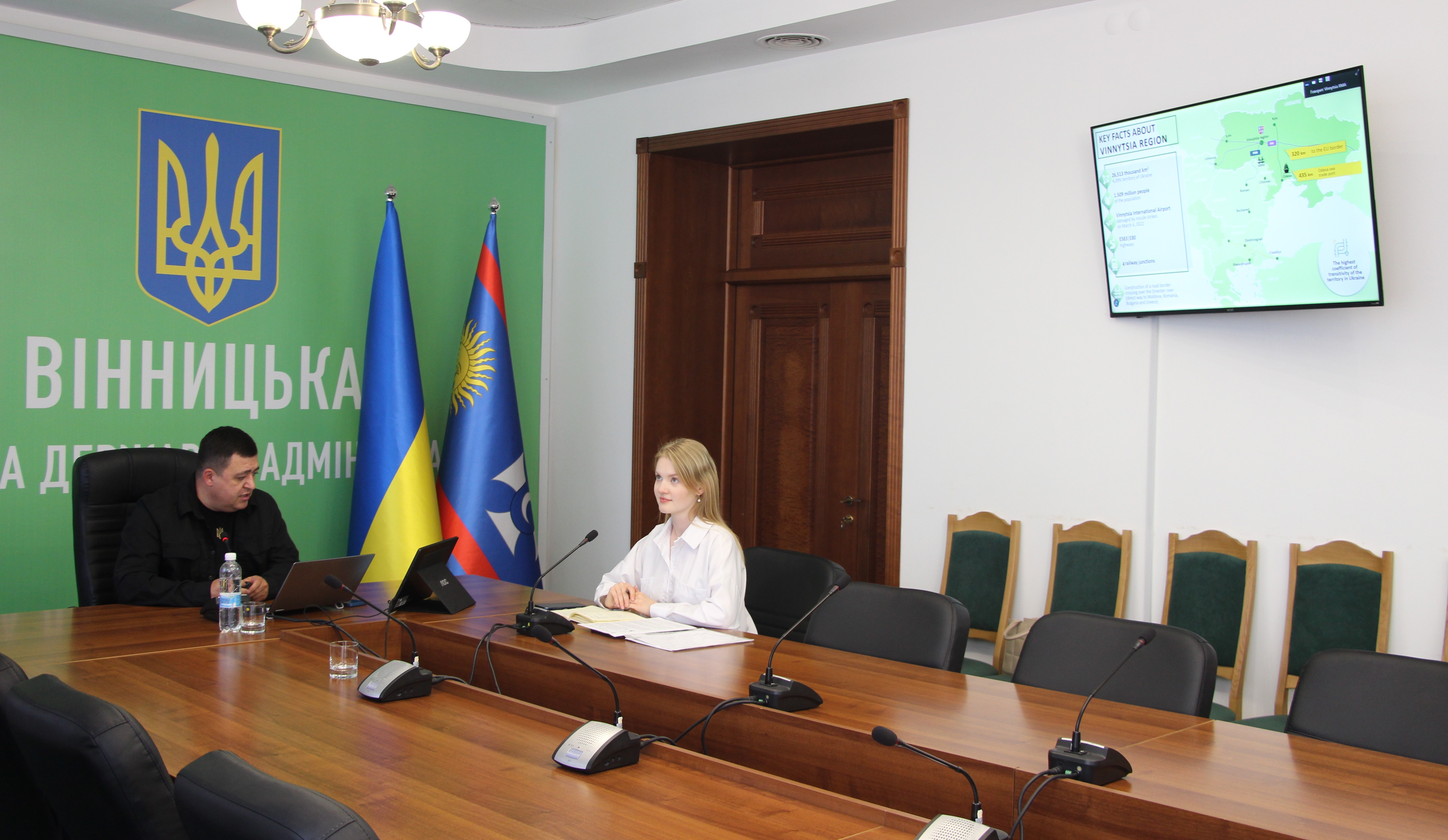 Заступник Начальника ОВА Андрій Кавунець та учасниця зустрічі