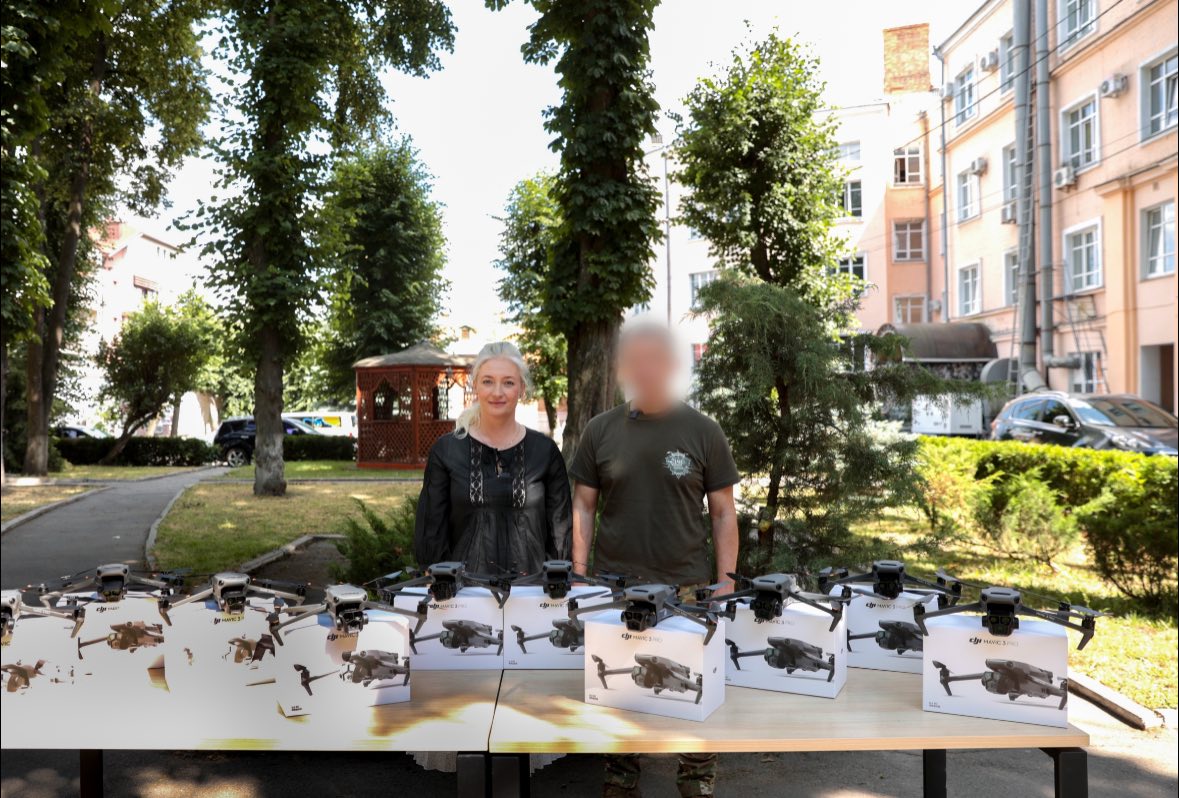 Перша заступниця начальника ОВА Наталя Заболотна та військовослужбовець