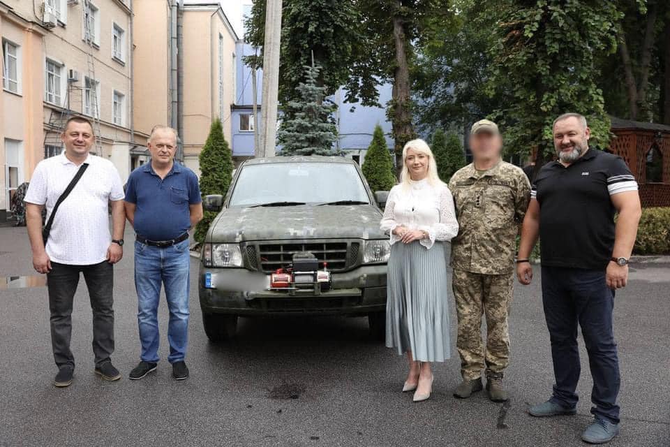 Перша заступниця Начальника ОВА Наталя Заболотна, заступник Начальника ОВА Сергій Здітовецький та військові біля автомобіля