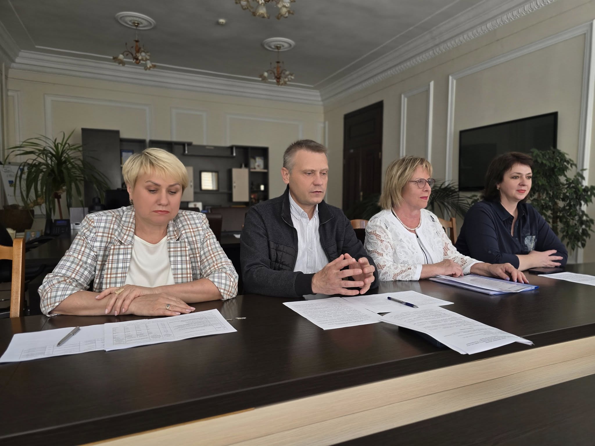 директор Департаменту міжнародного співробітництва та регіонального розвитку ОВА Ігор Цехановський та члени комісії 