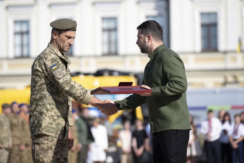 Президент України Володимир Зеленський та військовий з Вінниччини Іван Мотрук