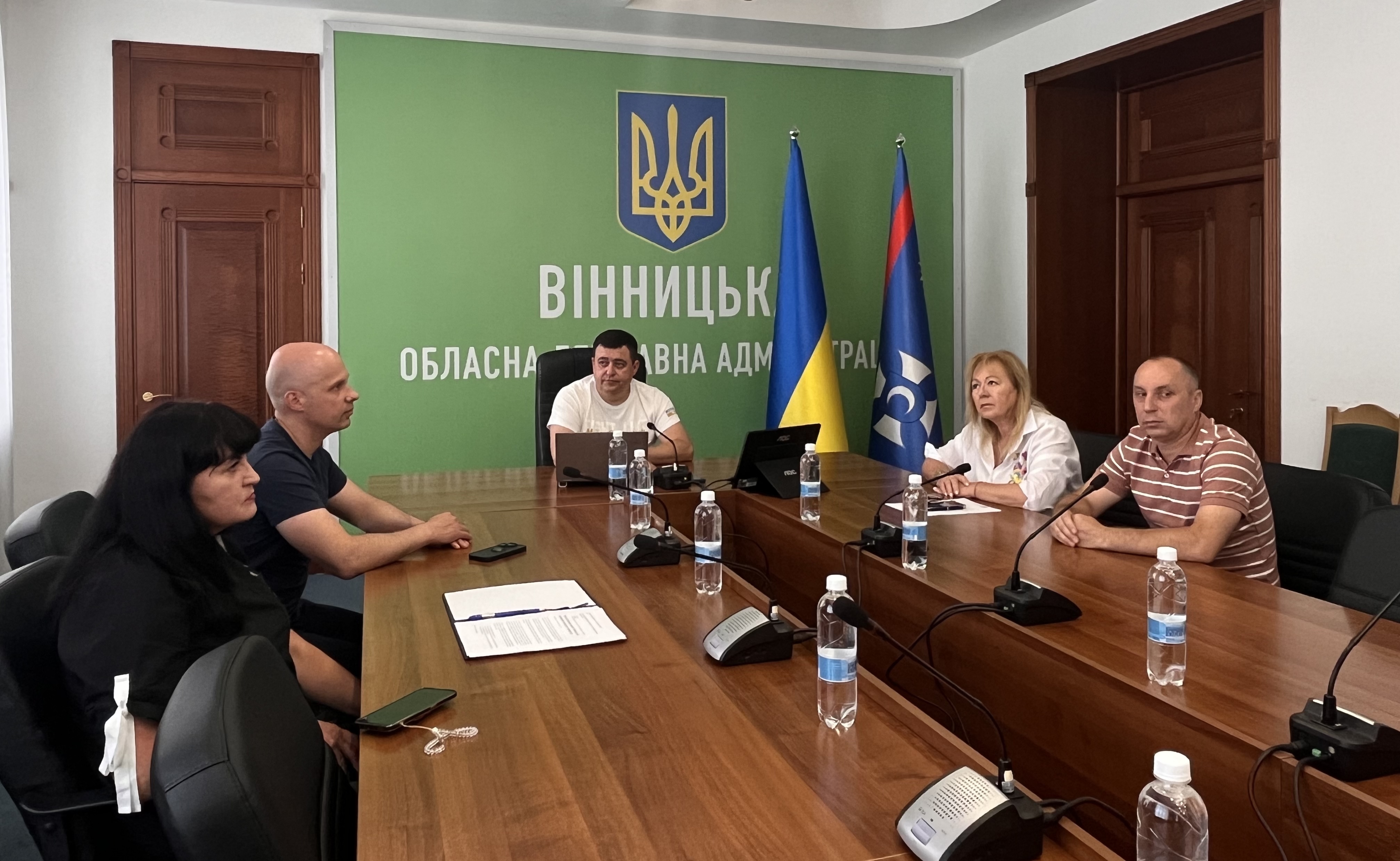 заступник начальника ОВА Андрій Кавунець, керівник апарату ОВА Олександр Коханець та представники установ, дотичних до тематики наради