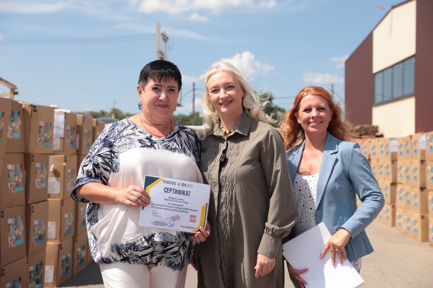 Перша заступниця начальника ОВА Наталя Заболотна,  в.о. директора Департаменту гуманітарної політики ОВА Тетяна Каменщук та учасниця заходу 
