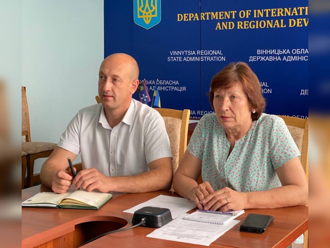 директор Департаменту агропромислового розвитку ОВА Олег Сідоров та начальник відділу регулярної політики та адміністративних послуг Департаменту міжнародного співробітництва та регіонального розвитку ОВА Тетяна Ламакіна