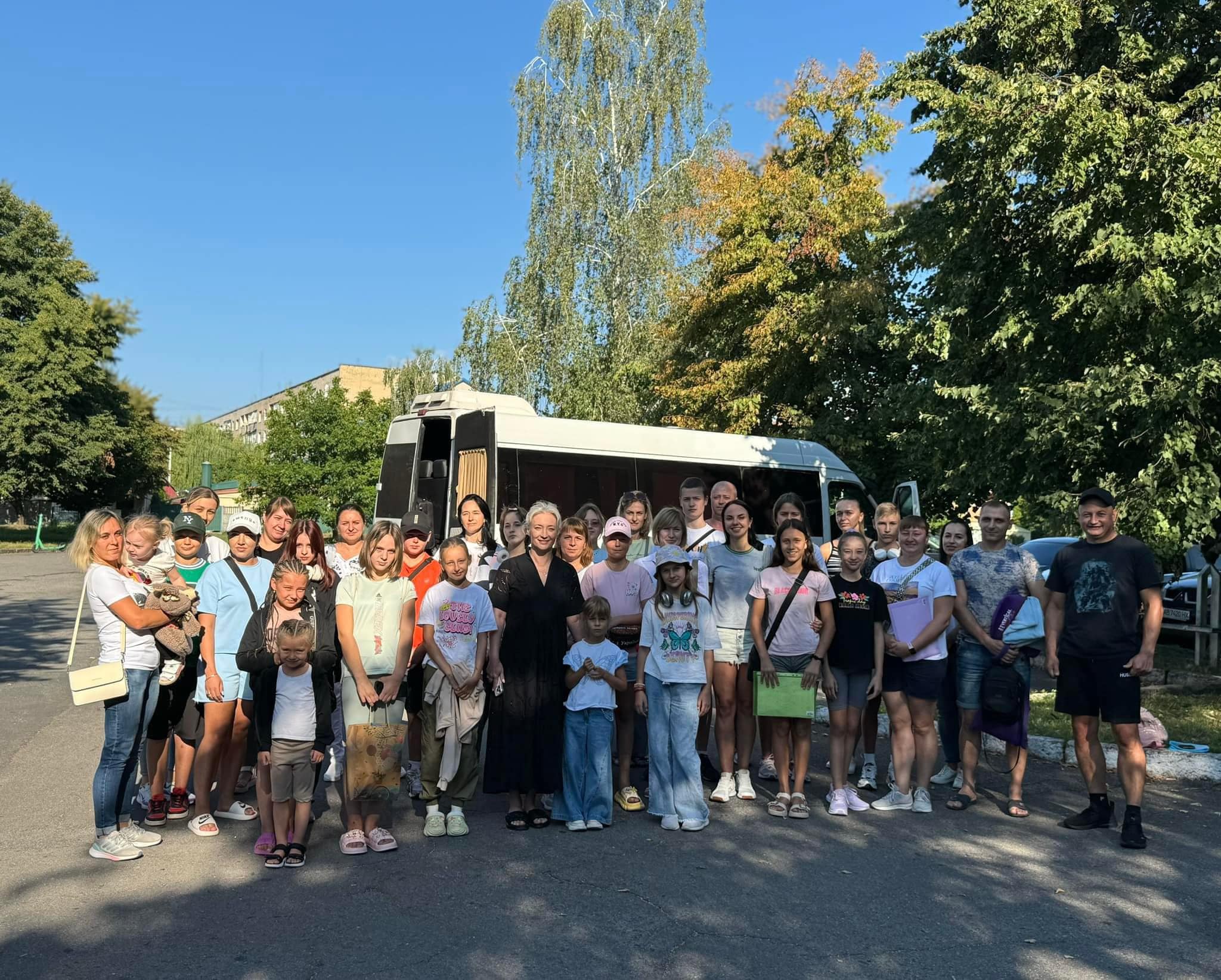 Перша заступниця Начальника ОВА Наталя Заболотна, діти та їх  батьки біля автобуса