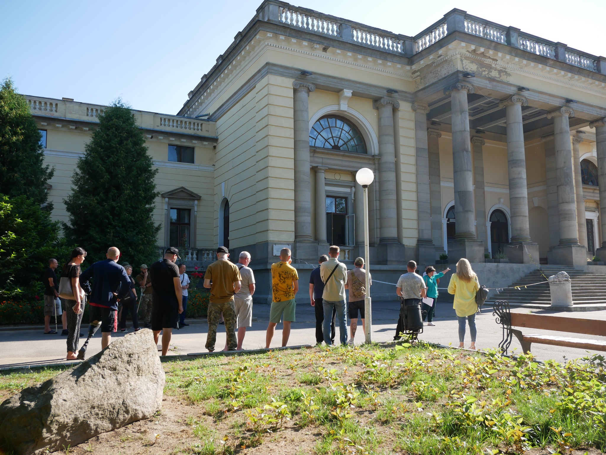 ветерани біля палацу княгині Марії Щербатової у м.Немирів