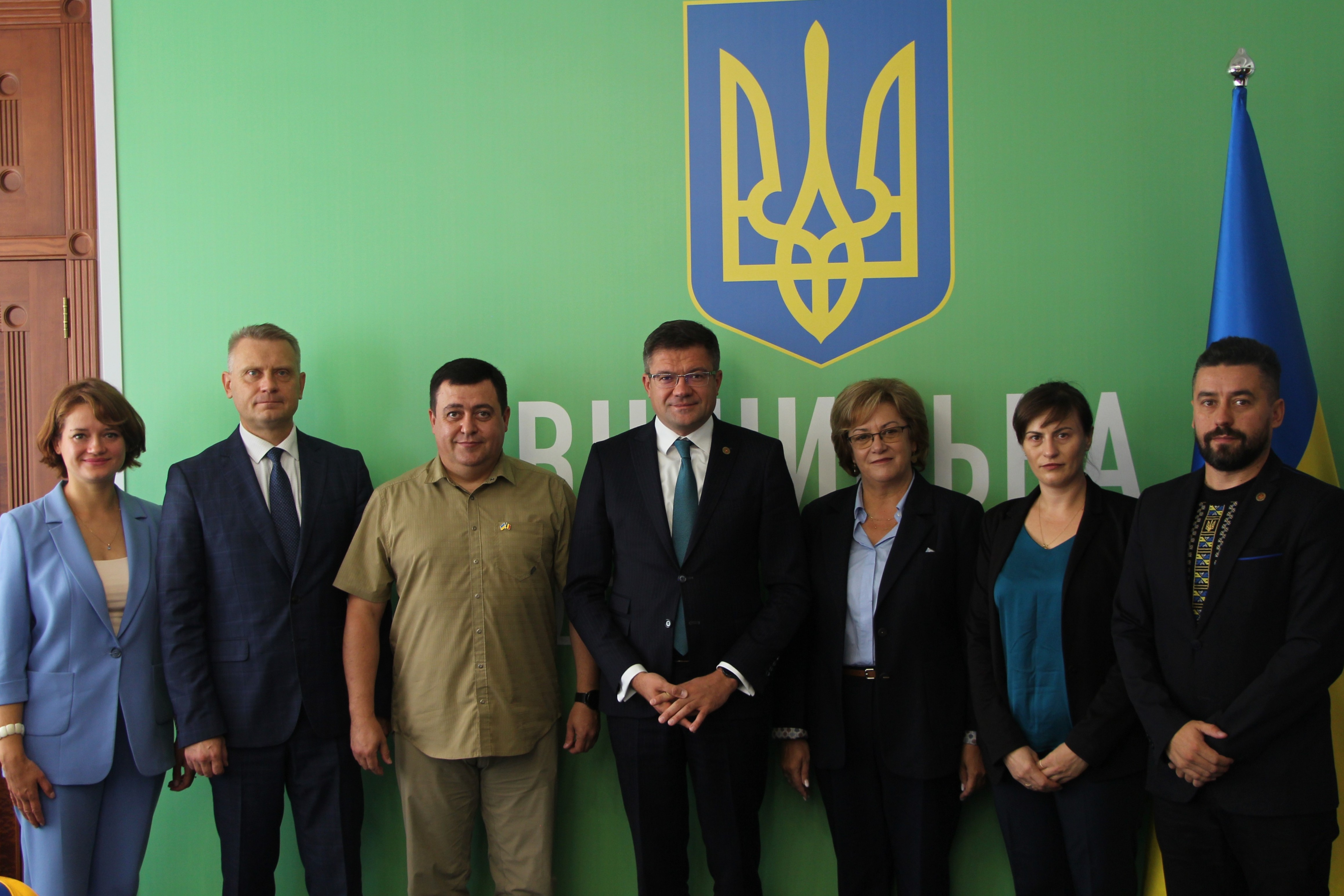 заступник начальника ОВА (CDTO) Андрій Кавунець, директор Департаменту міжнародного співробітництва та регіонального розвитку Ігор Цехановський та начальник управління міжнародного співробітництва та інвестицій Олена Ліпач та представники румунської делегації