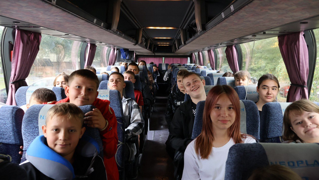 Діти в автобусі