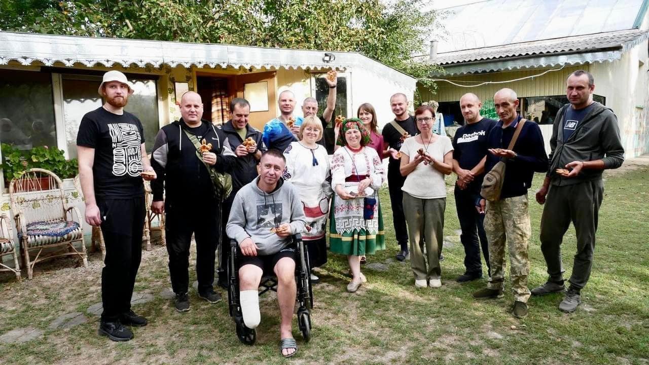 учасники заходу під час екскурсії в садибі «Подільська родина»